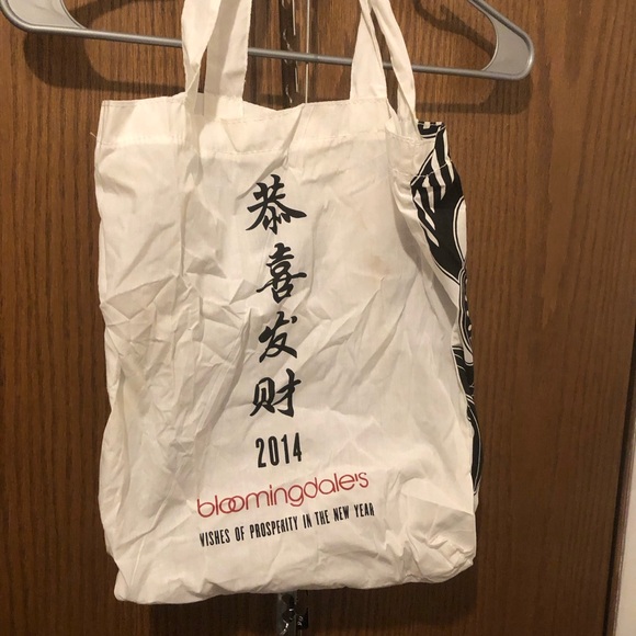🐲2014 Bloomingdale's Chinese Graphic Tote- 72A $25 or $20 w/offer - Picture 1 of 3